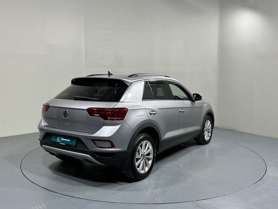 2025 Volkswagen T-Roc - image 7