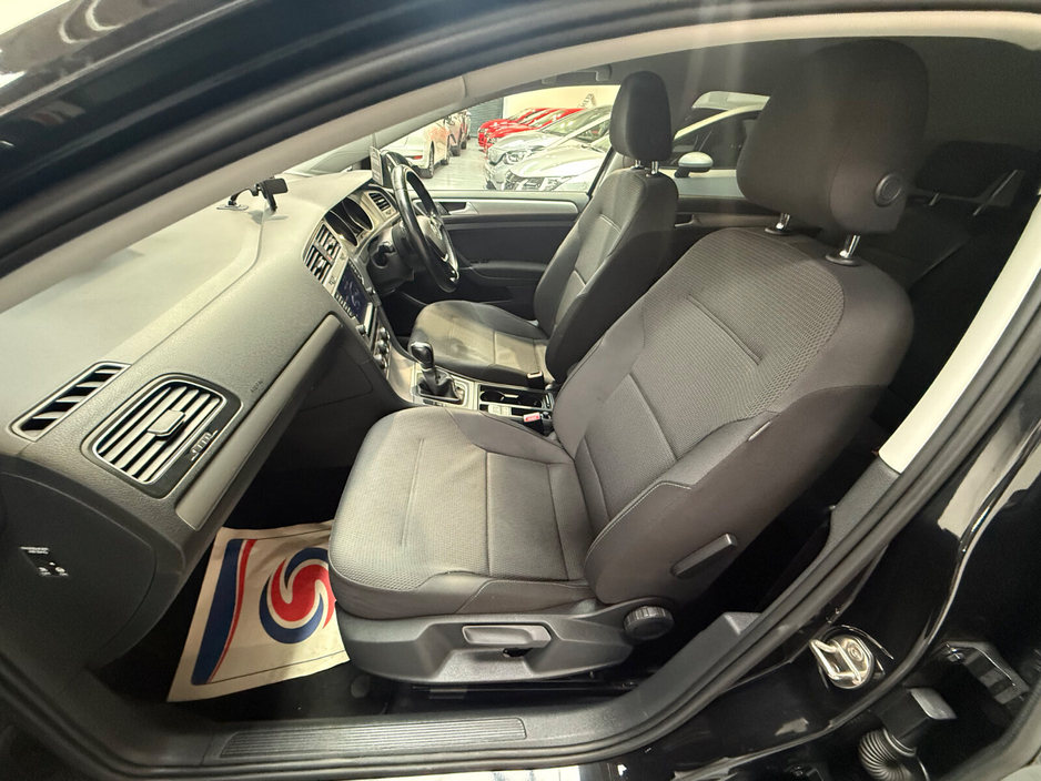 2015 Volkswagen Golf - image 18