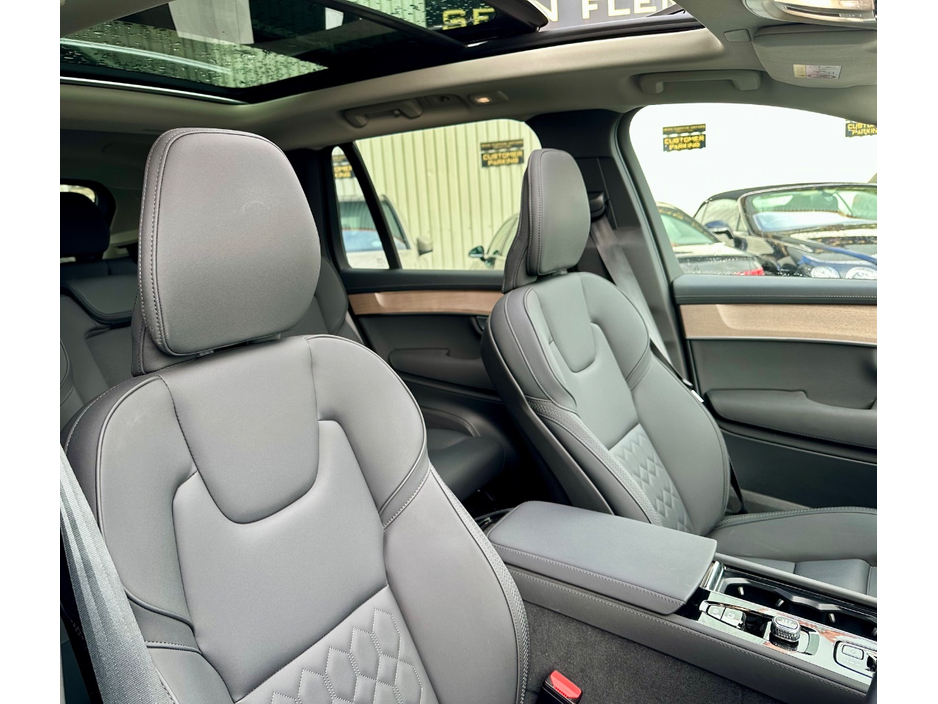 2025 Volvo XC90 - image 9