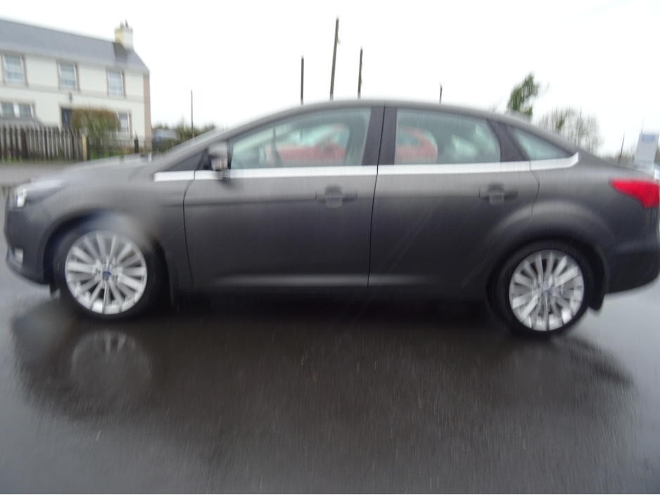 2016 Ford Focus - image 4