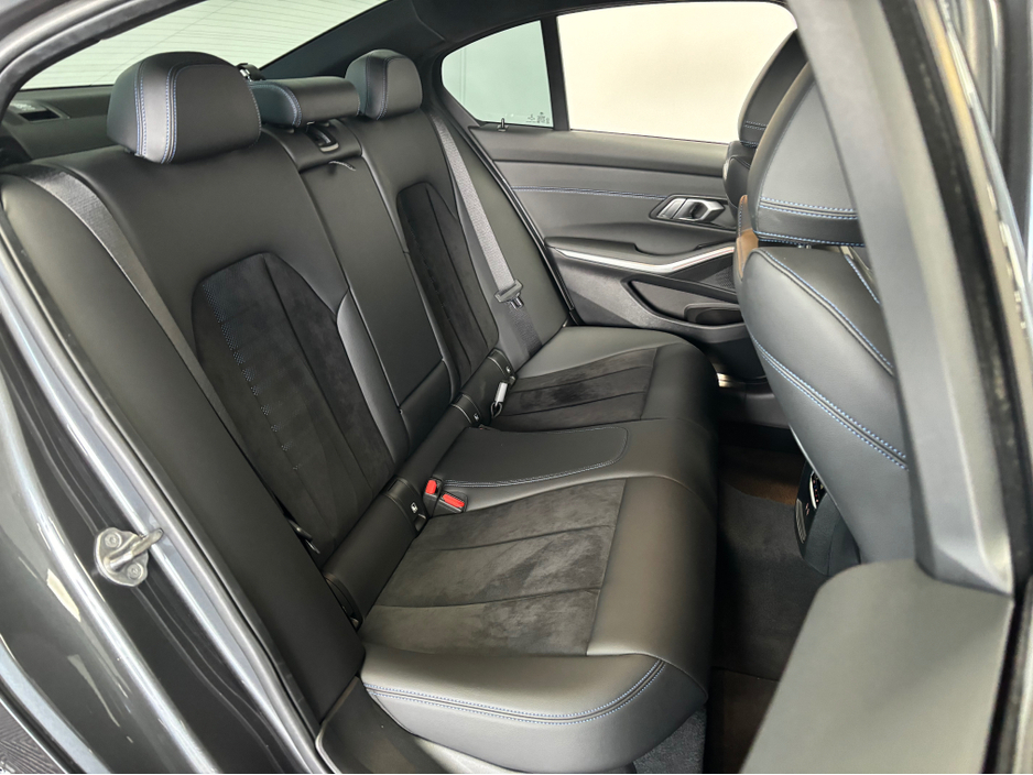 2021 BMW 3 Series - image 14