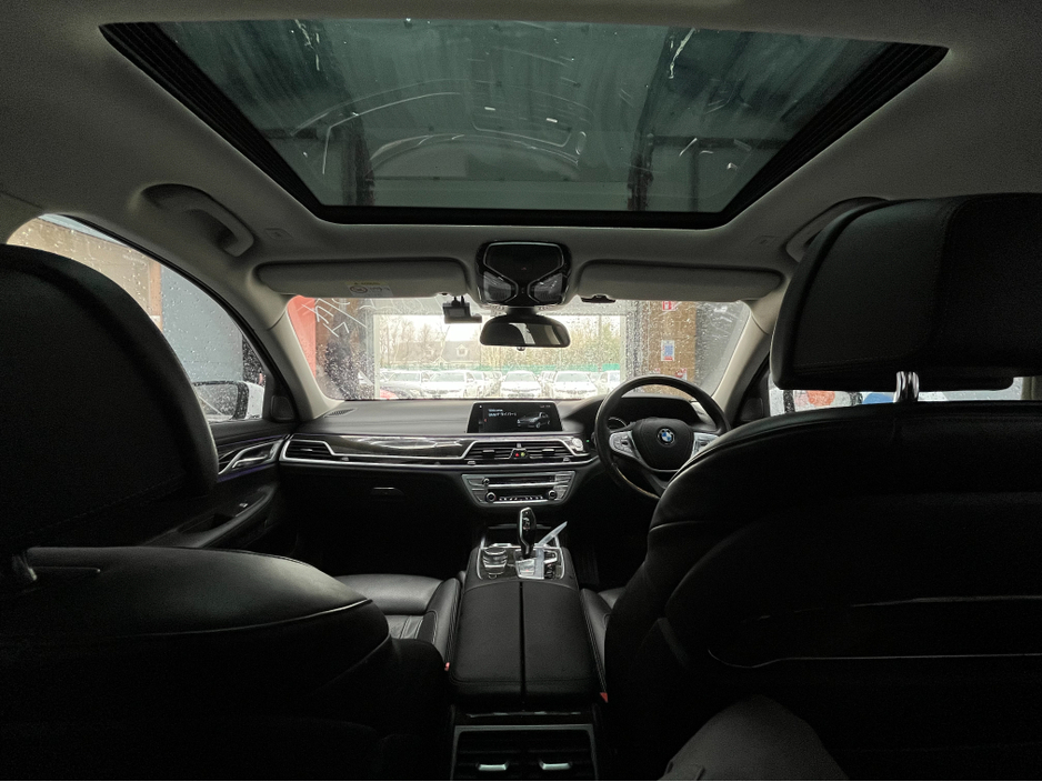 2017 BMW 7 Series - image 20