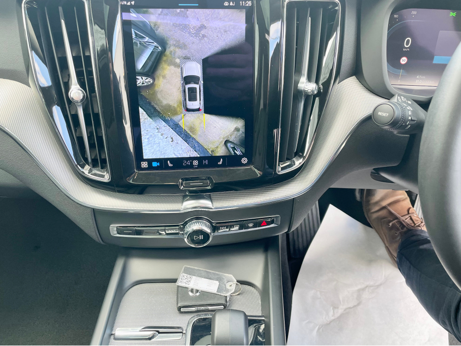 2023 Volvo XC60 - image 12