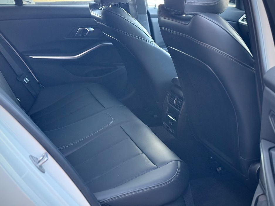 2025 BMW 3 Series - image 6