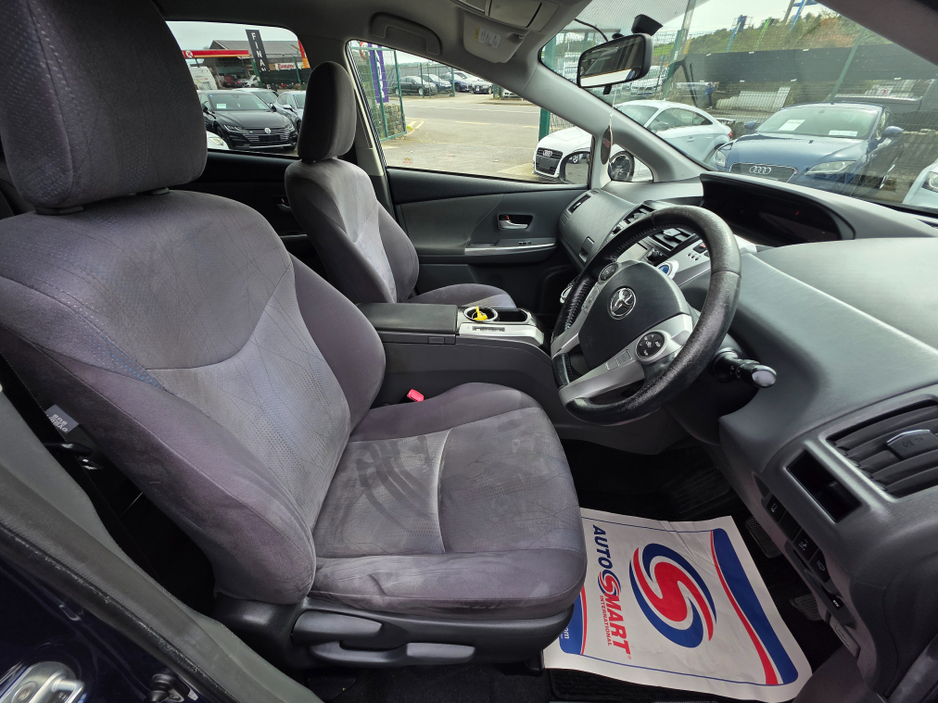 2013 Toyota Prius Alpha - image 4