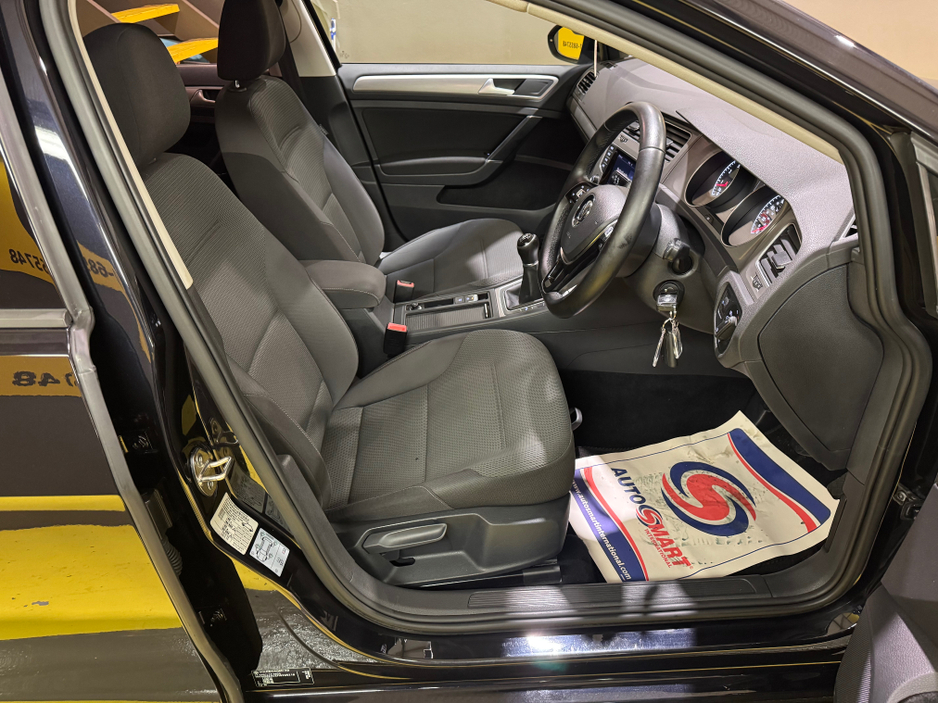 2015 Volkswagen Golf - image 8