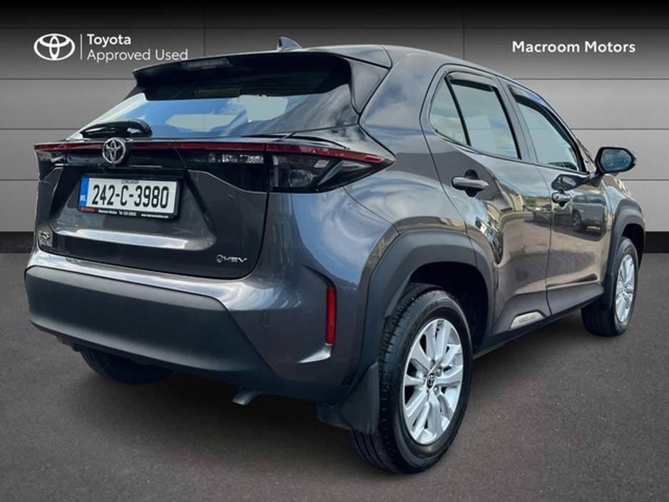 2024 Toyota Yaris Cross - image 2