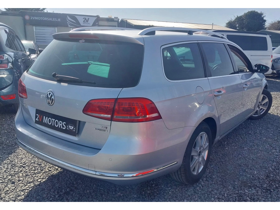 2011 Volkswagen Passat - image 4