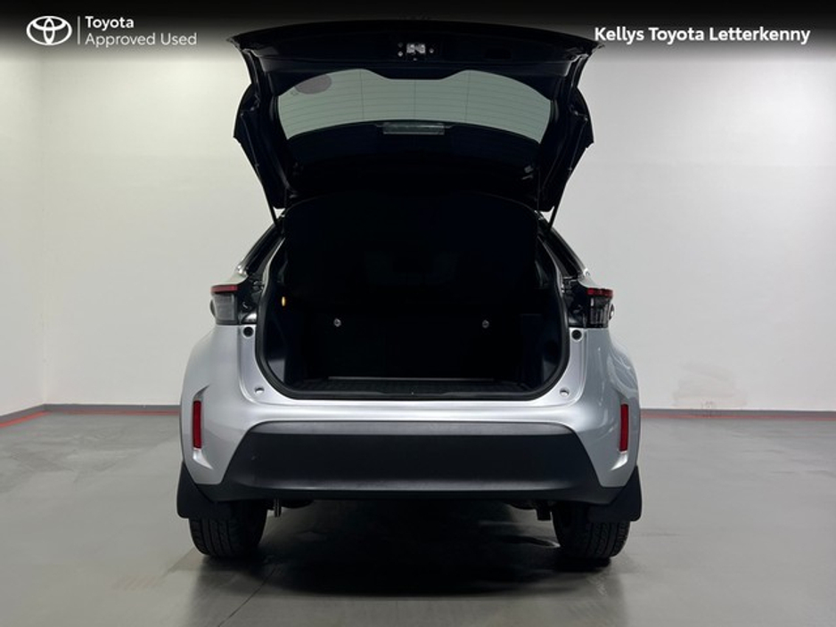 2023 Toyota Yaris Cross - image 10