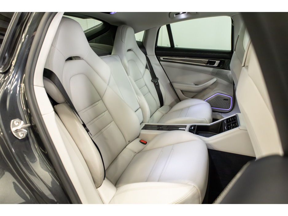 2018 Porsche Panamera - image 11