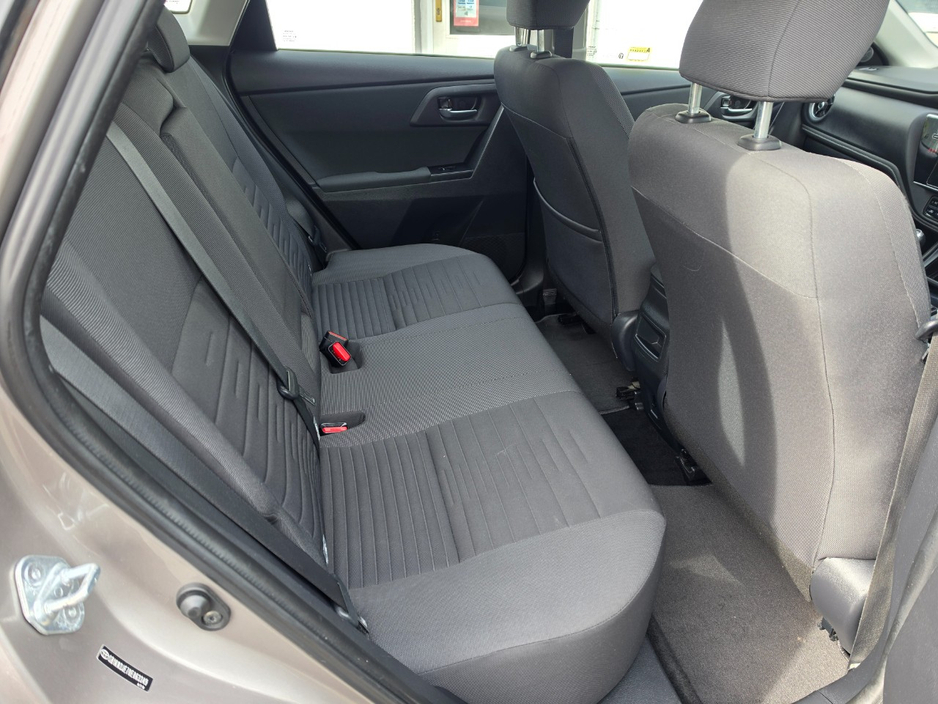 2016 Toyota Auris - image 10