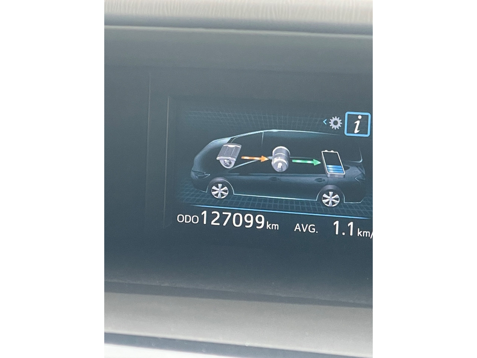 2014 Toyota Prius Alpha - image 15