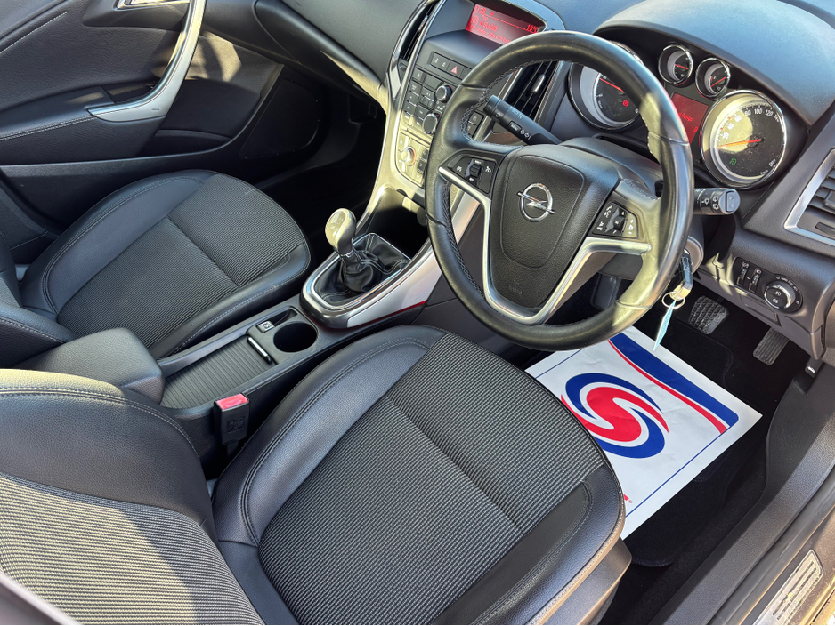 2012 Opel Astra - image 3