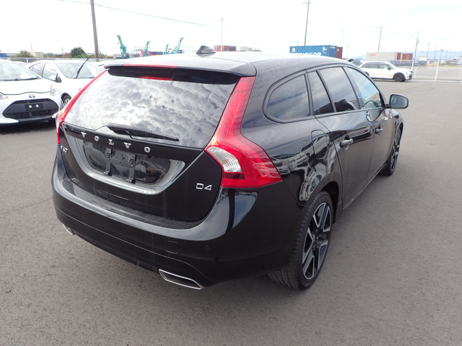 2016 Volvo V60 2.0 D4 DYNAMIC PLUS DIESEL 190 BHP AUTO // FULL LEATHER ELECTRIC SEATS // REVERSING CAMERA // CRUISE CONTROL // LANE ASSIST // COLLISION WARNING SYSTEM // LOW KMS // TOP SPEC // UPGRADED SPORT ALLOYS €17,950