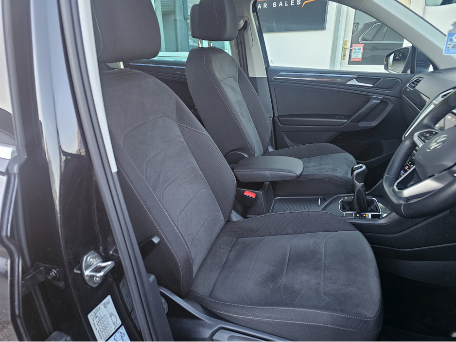 2023 Volkswagen Tiguan - image 12