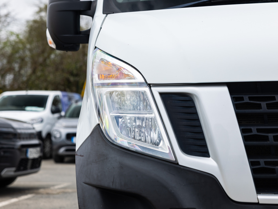 2018 Nissan NV400 - image 8
