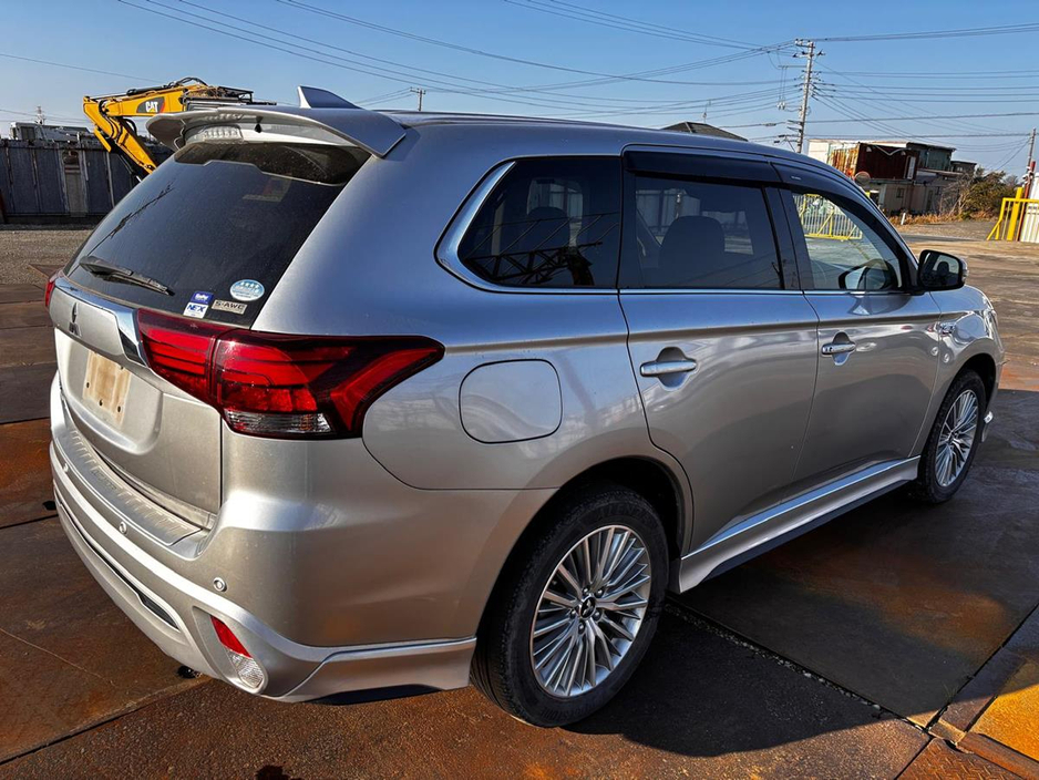 2018 Mitsubishi Outlander - image 10