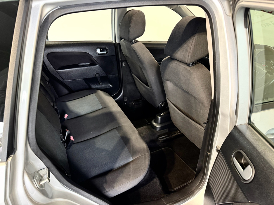 2007 Ford Fiesta - image 9