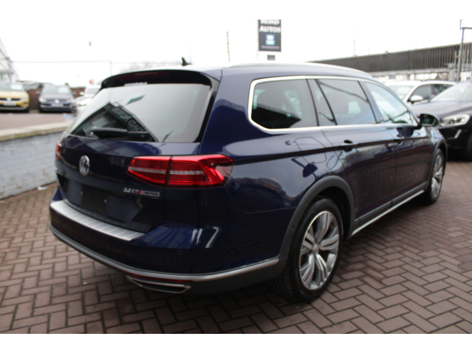 2019 Volkswagen Passat - image 4