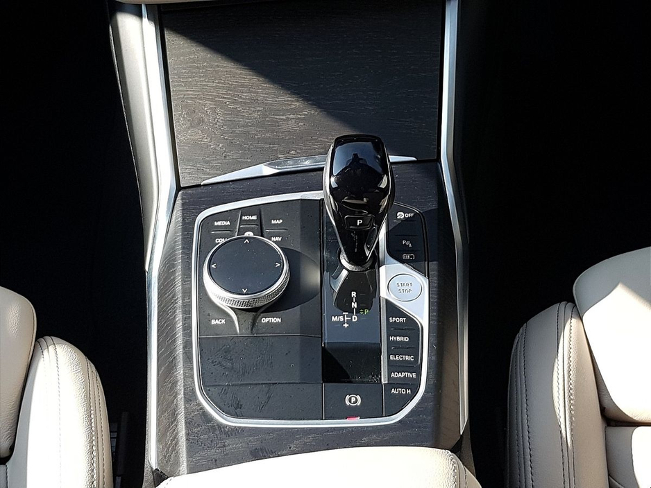 2022 BMW 3 Series - image 10