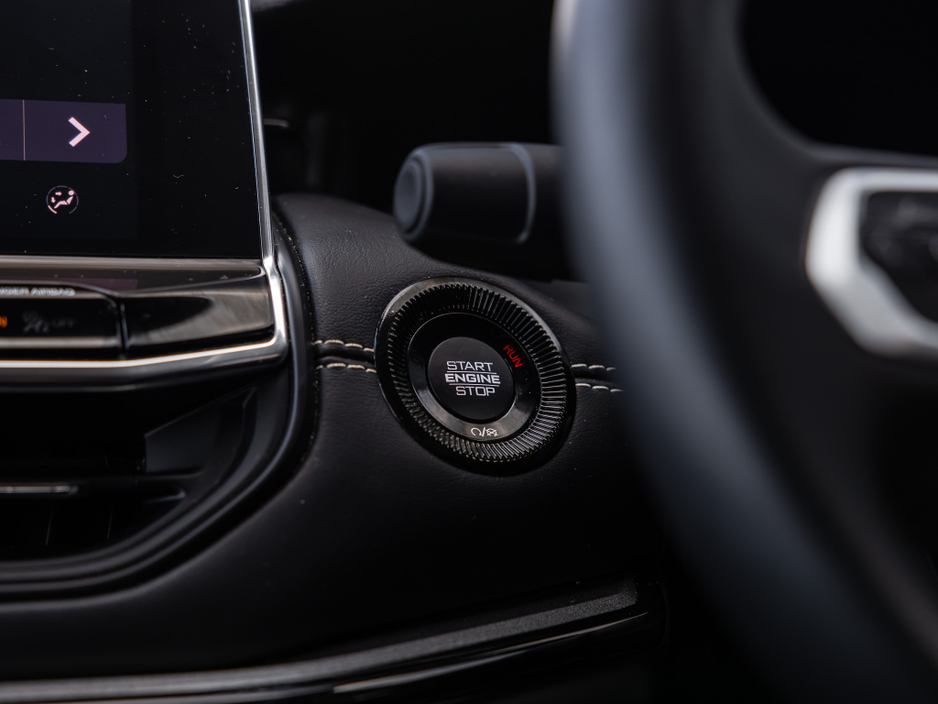 2025 Jeep Compass - image 17