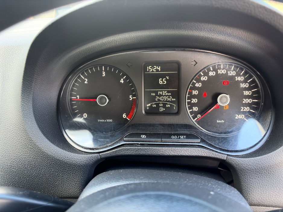 2010 Volkswagen Polo - image 8