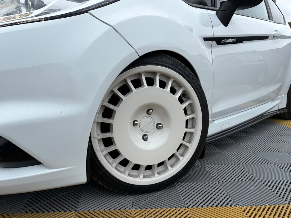 2016 Ford Fiesta - image 2