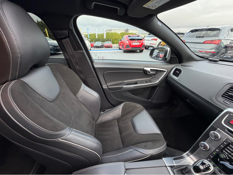 2017 Volvo V60 - image 28