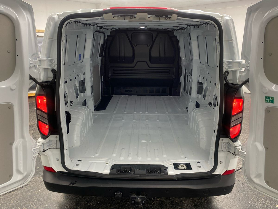 2025 Ford Transit Custom - image 9