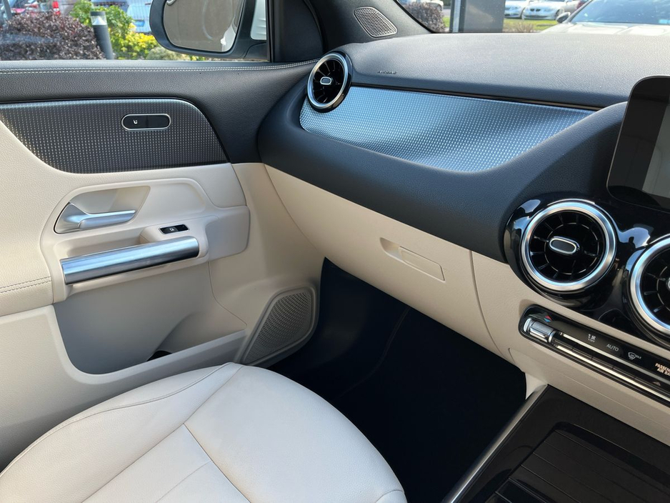 2022 Mercedes-Benz GLA Class - image 25