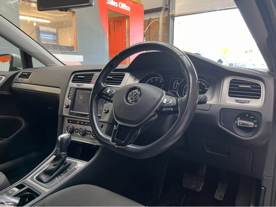 2016 Volkswagen Golf - image 9
