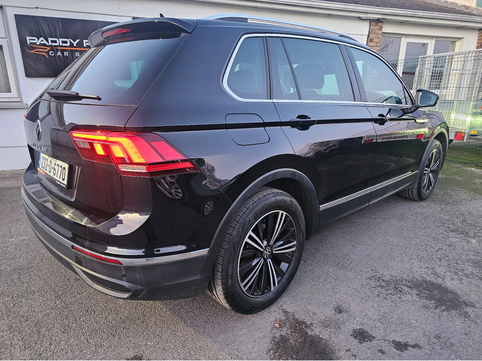 2023 Volkswagen Tiguan - image 7