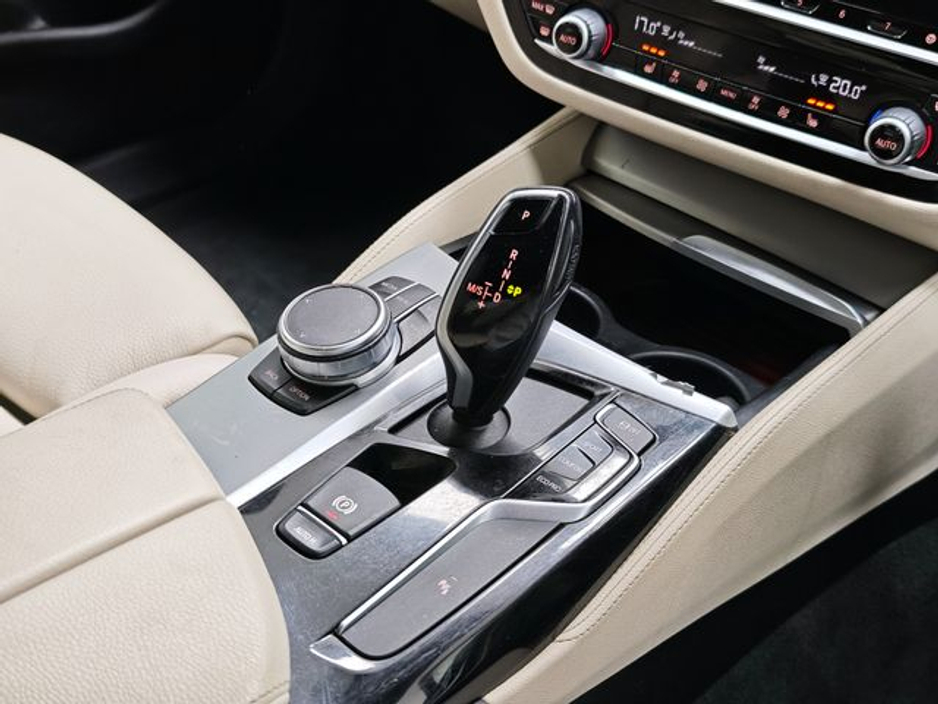 2019 BMW 5 Series - image 16