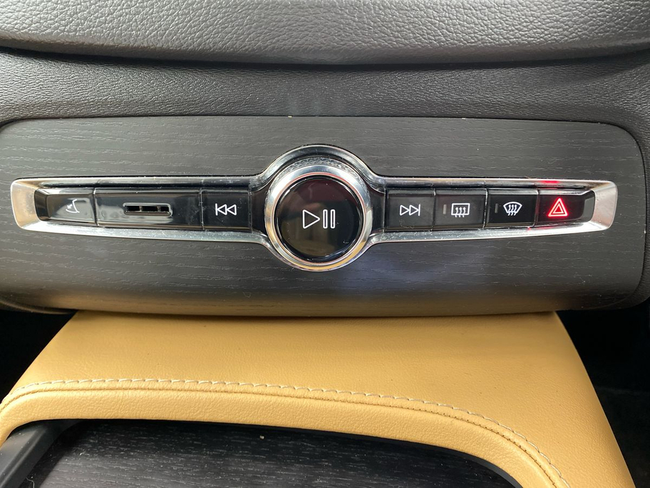 2022 Volvo XC90 - image 16