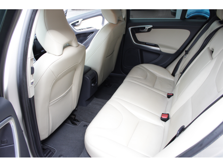 2017 Volvo V60 - image 19