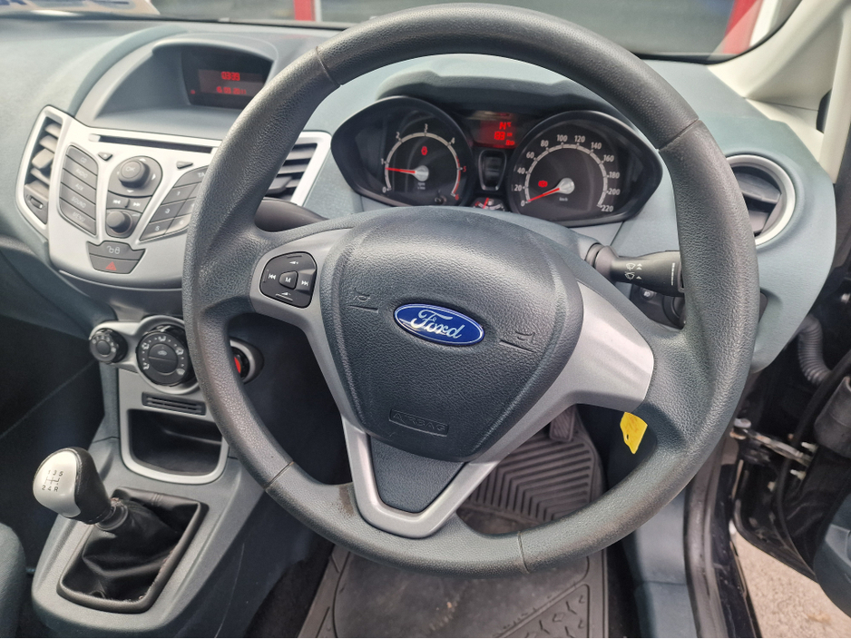 2011 Ford Fiesta - image 16