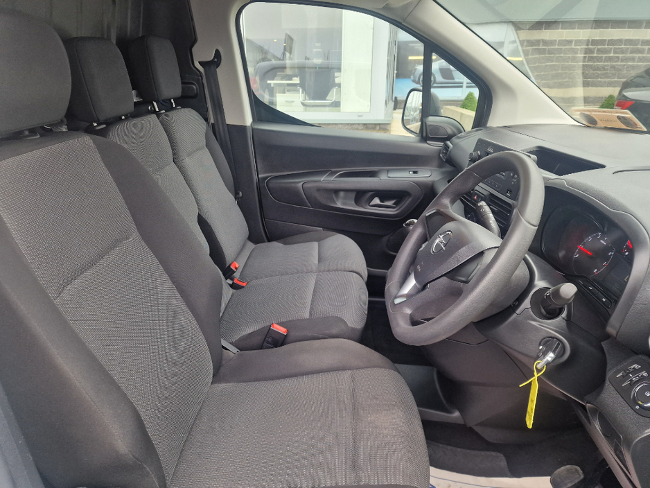 2021 Opel Combo - image 13