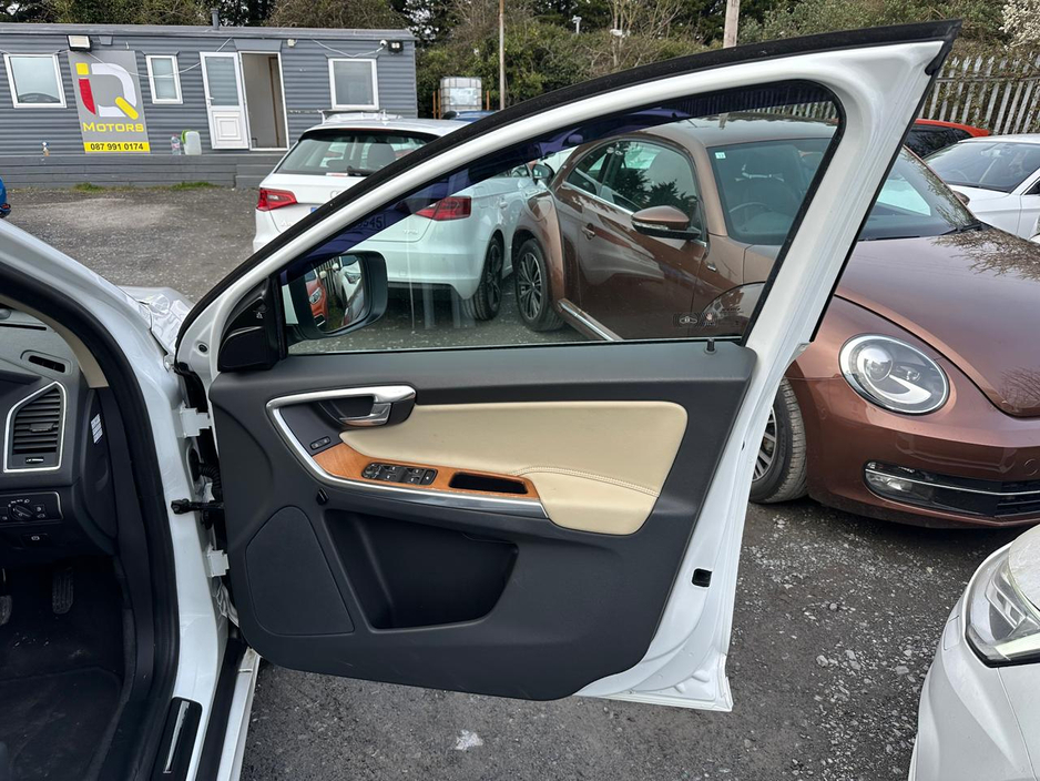 2017 Volvo XC60 - image 10