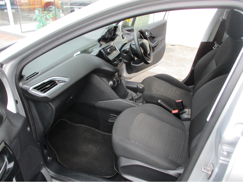 2017 Peugeot 208 - image 13