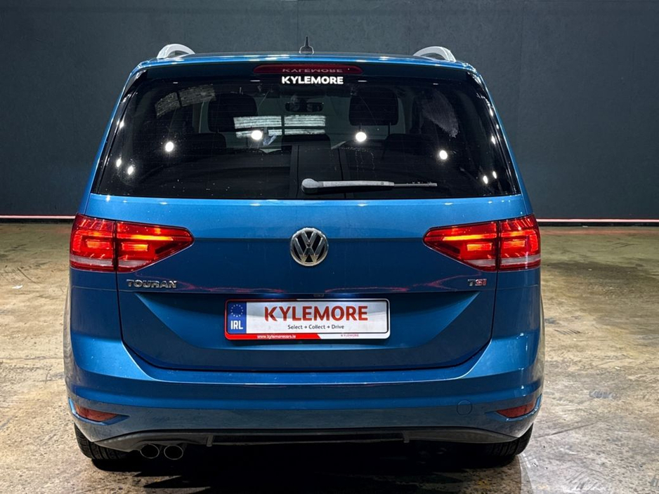 2017 Volkswagen Touran - image 4