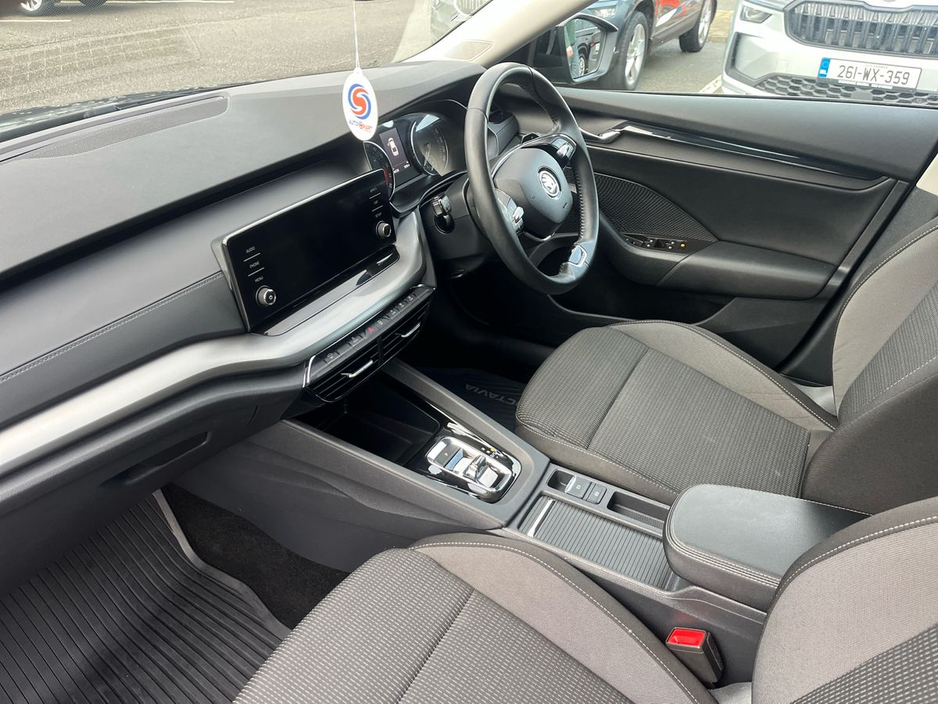 2023 Skoda Octavia - image 2