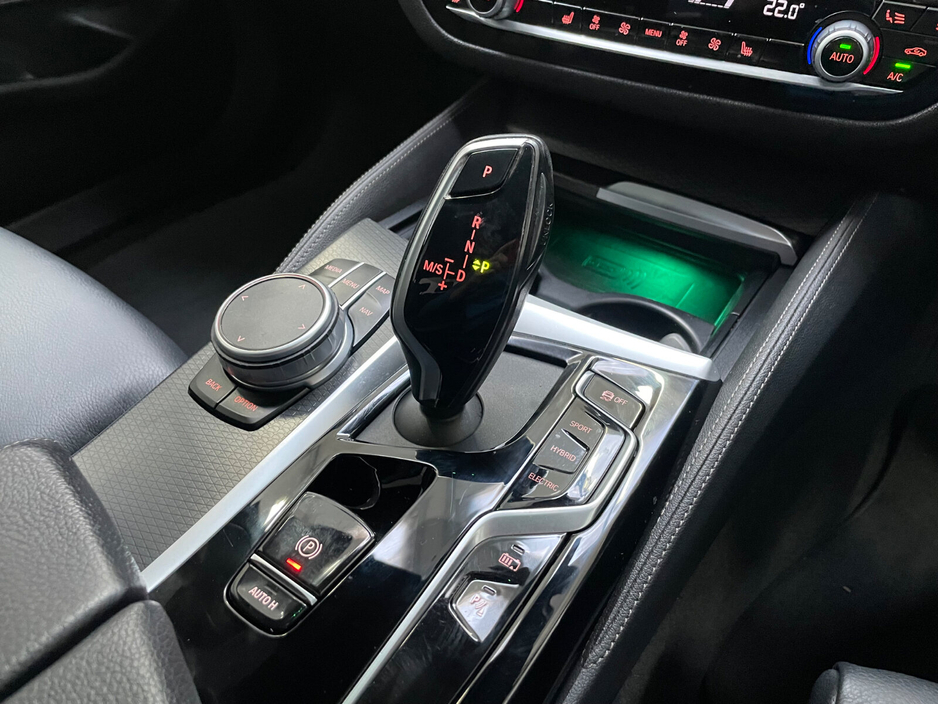 2021 BMW 5 Series - image 27