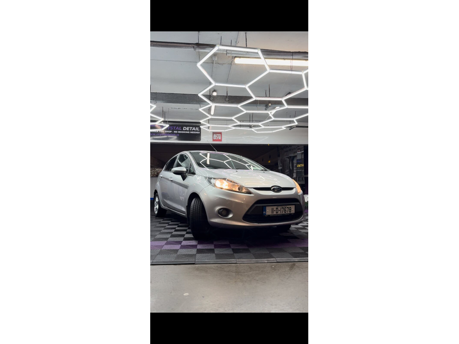 2011 Ford Fiesta - image 2