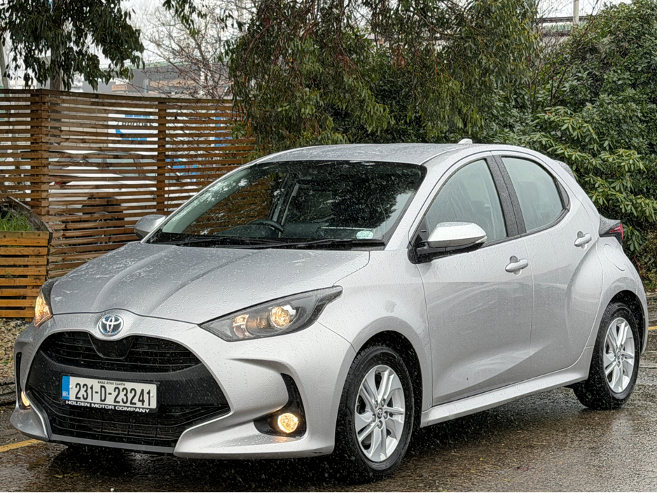 2023 Toyota Yaris 1.5 HYBRID LUNA..rear camera..warranty includedd €16,950