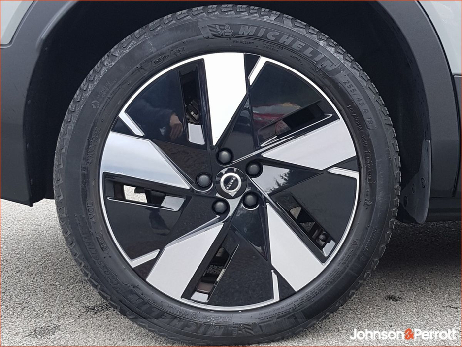 2024 Volvo XC40 - image 16