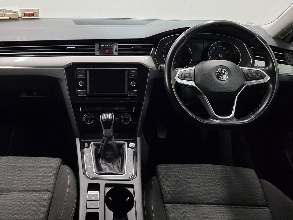 2021 Volkswagen Passat - image 5