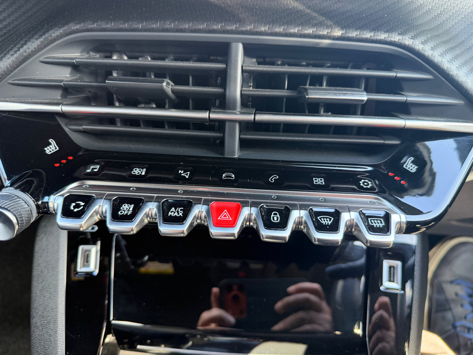 2023 Peugeot 2008 - image 11