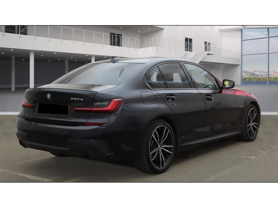 2022 BMW 3 Series - image 7