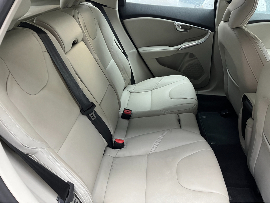 2016 Volvo V40 - image 11