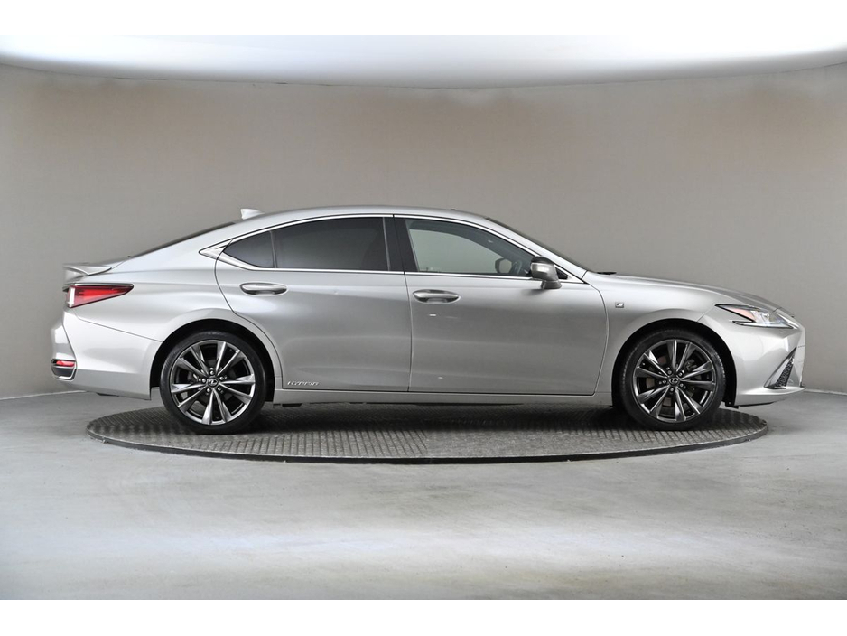 2019 Lexus ES 300 H - image 11